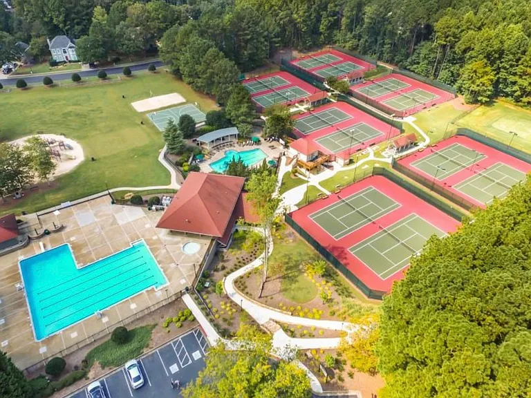 Great tennis courts, fitness center and swimming pools!!
