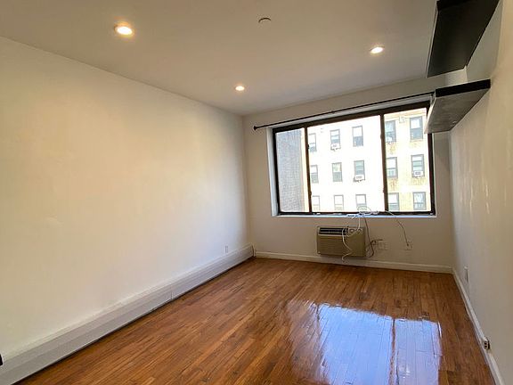 2nd image of 530 W 47th St #5DD