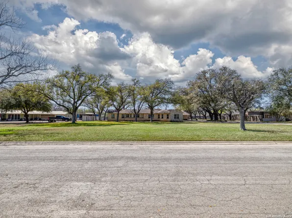 929 BLACK ST, Uvalde, TX 78801