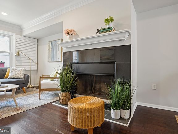 5th image of 208 Dickinson St