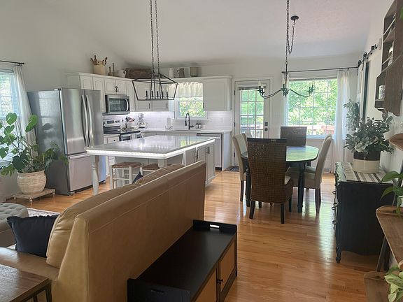 4th image of 34 Laurel Ln