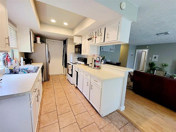 3rd image of 3005 Winchester Way