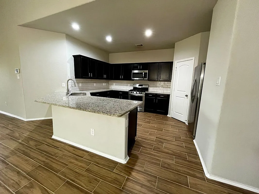 4 bed, 2.0 bath, 1899 sqft, $2,250 — Photo 4