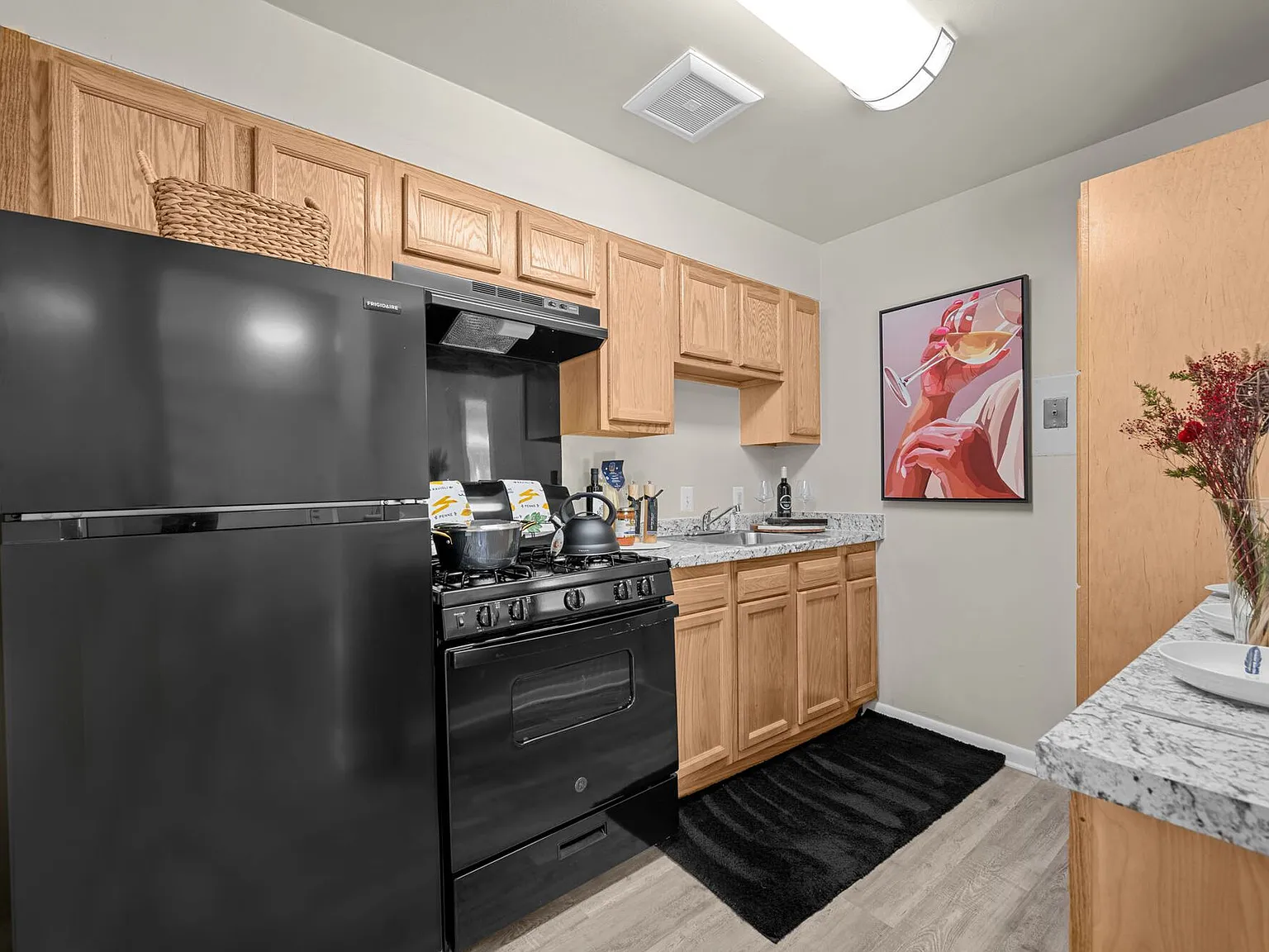 Hilltop Apartments — Photo 3