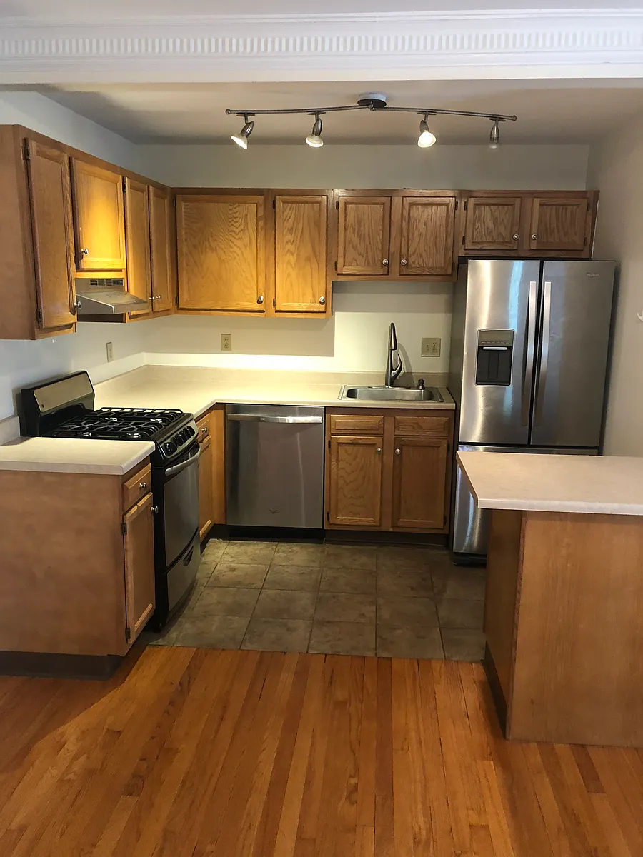 Building Photo - 198 Pawling Ave #22