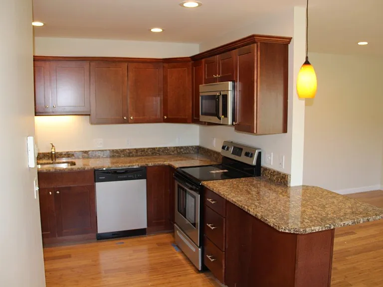 821 Court St — Photo 2