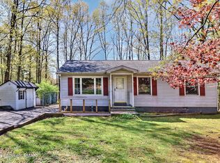 8629 Robinhood Dr, Kunkletown, PA 18058