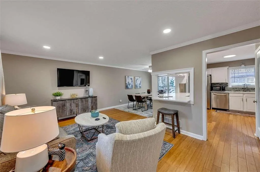 4 bed, 2.5 bath, $5,950 — Photo 3