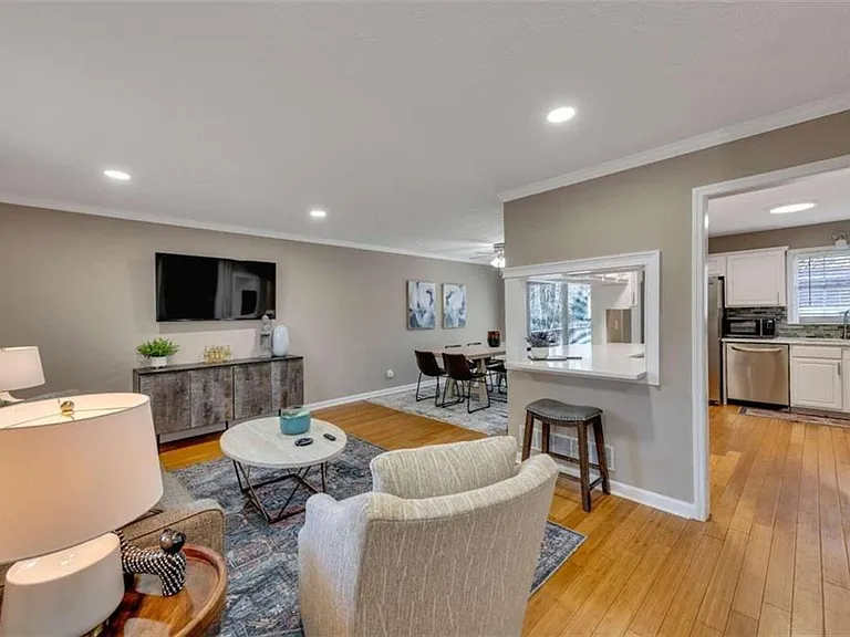 5005 Maryland Dr NW — Photo 3