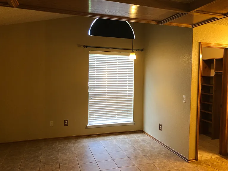 2208 NE 10th St — Photo 34