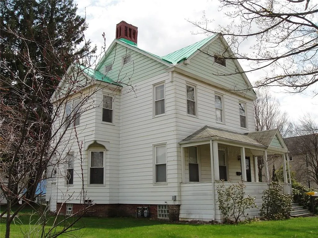 154 Maple Ave photo 1