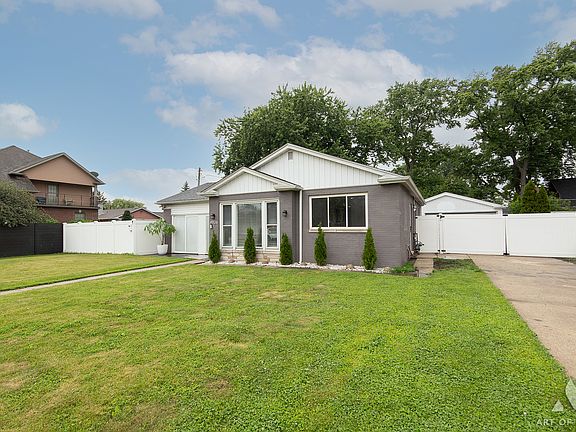 2nd image of 4826 N Prospect Ave