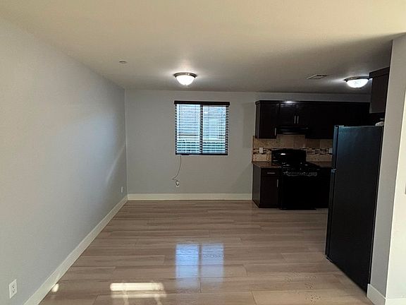 4th image of 219 E Colden Ave