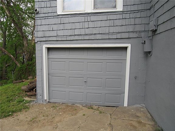 3rd image of 720 Lewis Ave