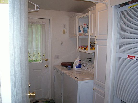 Laundry Room w/storageq