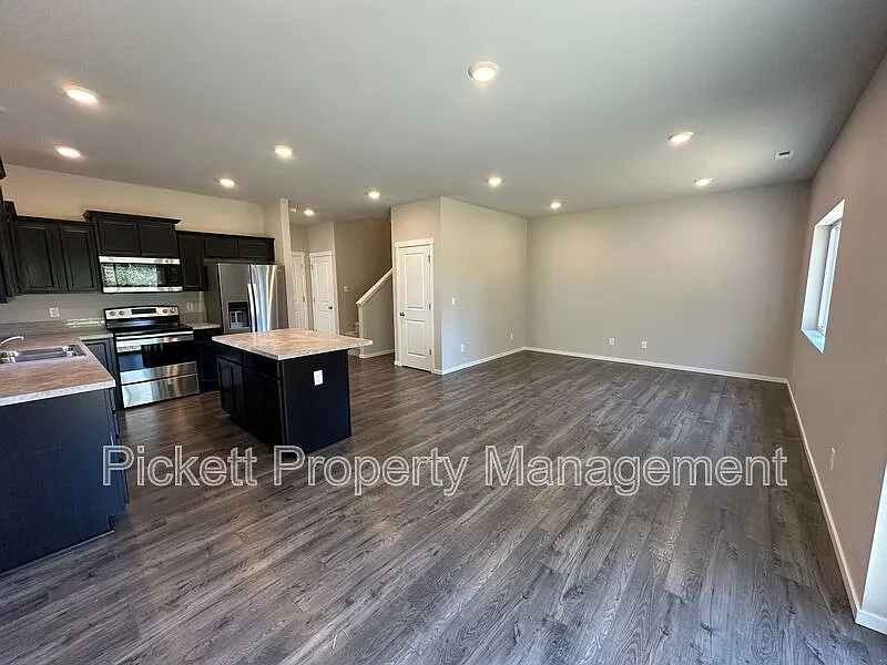 3 bed, 2.5 bath, 1618 sqft, $2,595 — Photo 4