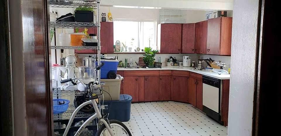 Large Sunny Kitchen.