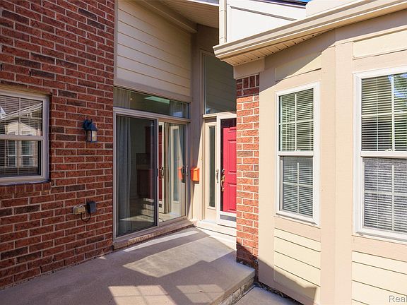 3rd image of 49290 Wayburn Dr