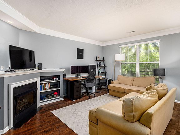 3rd image of 6712 Durwood Ln