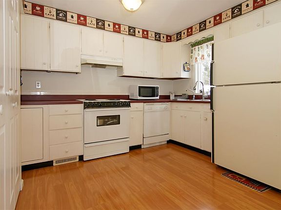 3rd image of 600 Brookview Ct