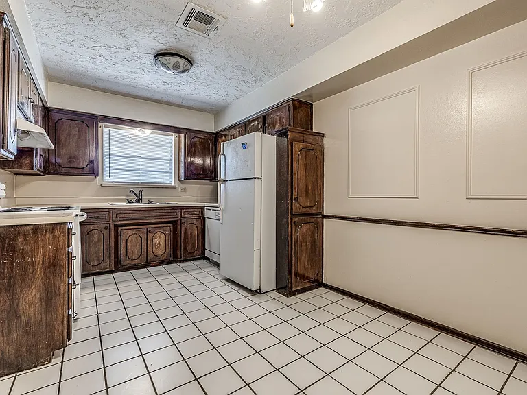 4132 NW 36th St — Photo 12