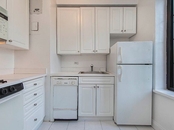 4th image of 100 7th Ave #8E