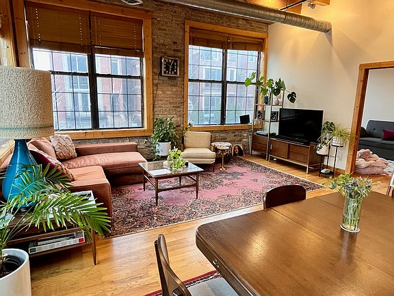 2nd image of 1049 N Paulina St APT 2A