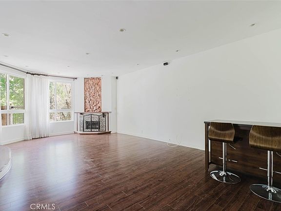 2nd image of 5333 Zelzah Ave APT 203