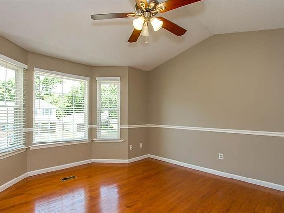 5th image of 3111 Glastonbury Dr