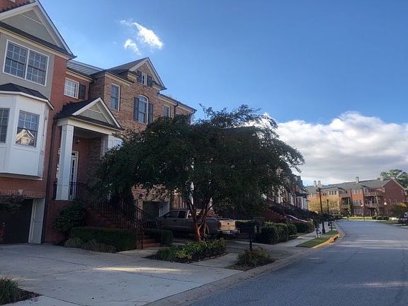 3rd image of 3018 Montclair Cir SE
