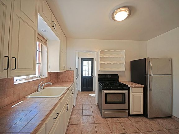 4th image of 3001 E Linden St