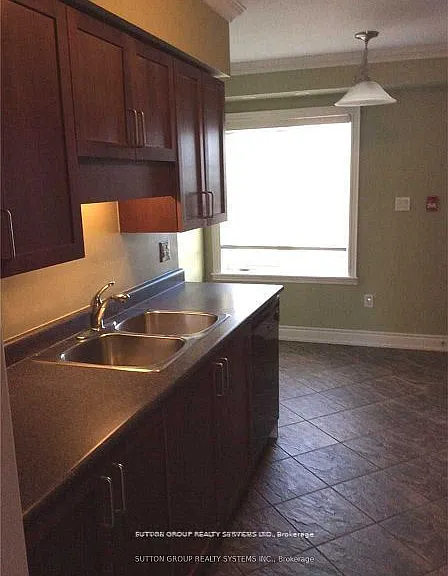 613 Dundas St W #2 — Photo 3