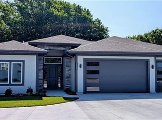 15905 S Lindenwood Dr, Olathe, KS 66062