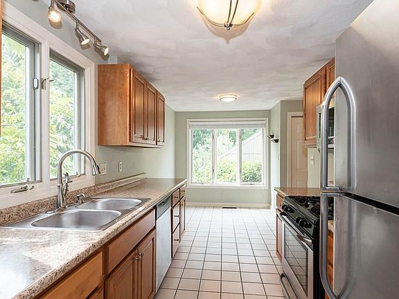 4th image of 28 Lilac Ln #28