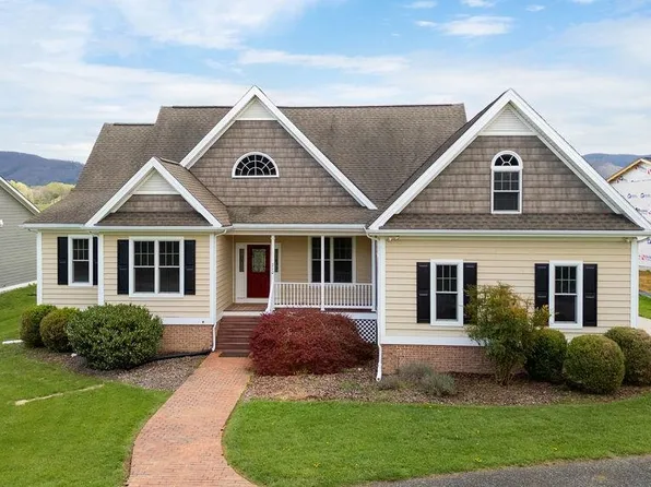 210 Vista Links Dr, Buena Vista, VA 24416