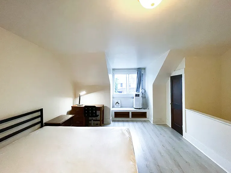 1041 Mirror St — Photo 13