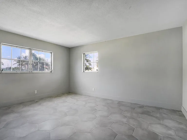 315 Venetian Dr #8 — Photo 19