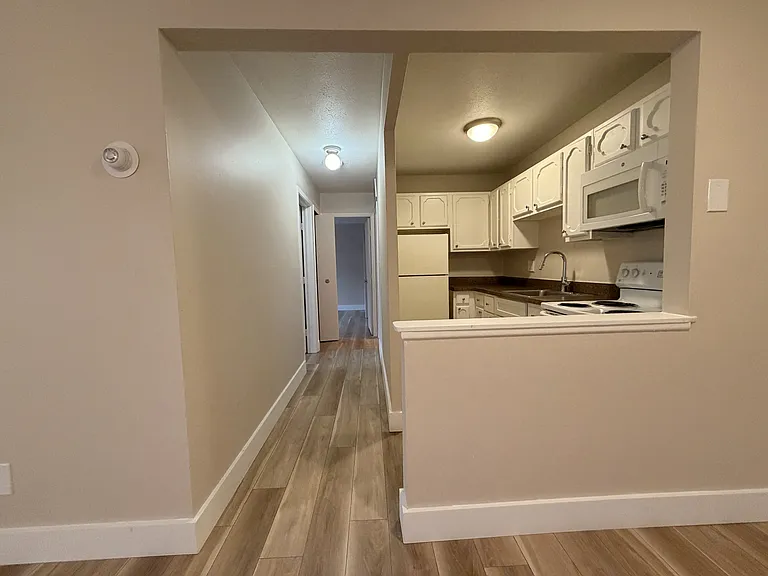 Huntington Green Apartments — Photo 30