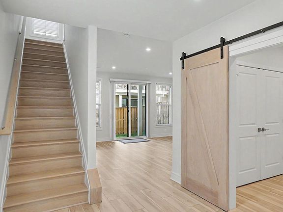 5th image of 43595 Farringdon Sq