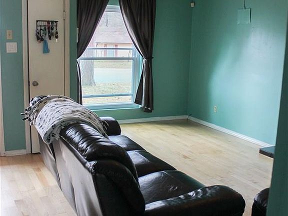 3rd image of 5 Oak Forest Dr