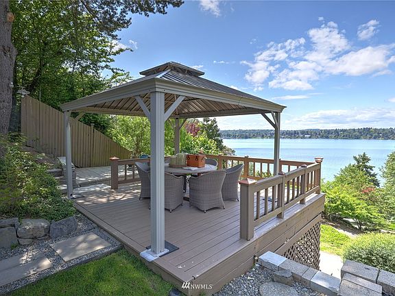Gold Coast Living with shared waterfront on Mercer Island>