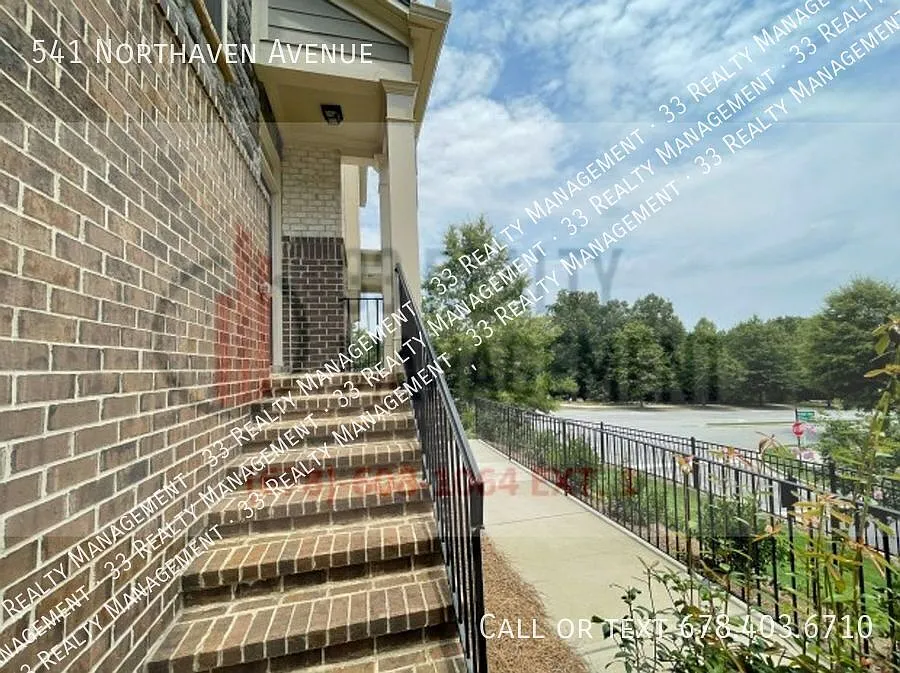 Stunning 3bed/3.5bath townhome available! — Photo 2