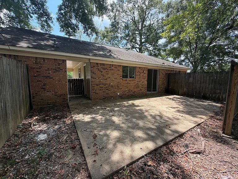 1695 Ravenwood Ln — Photo 12