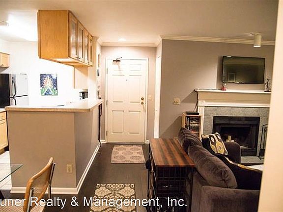 5th image of 906 Harbor House Dr #5