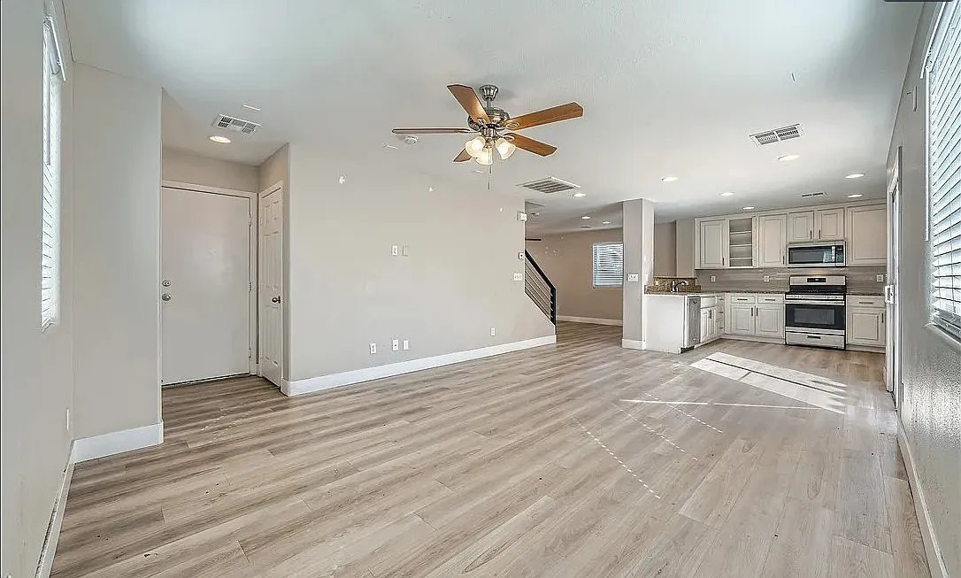 4 bed, 2.5 bath, 1956 sqft, $2,350 — Photo 3