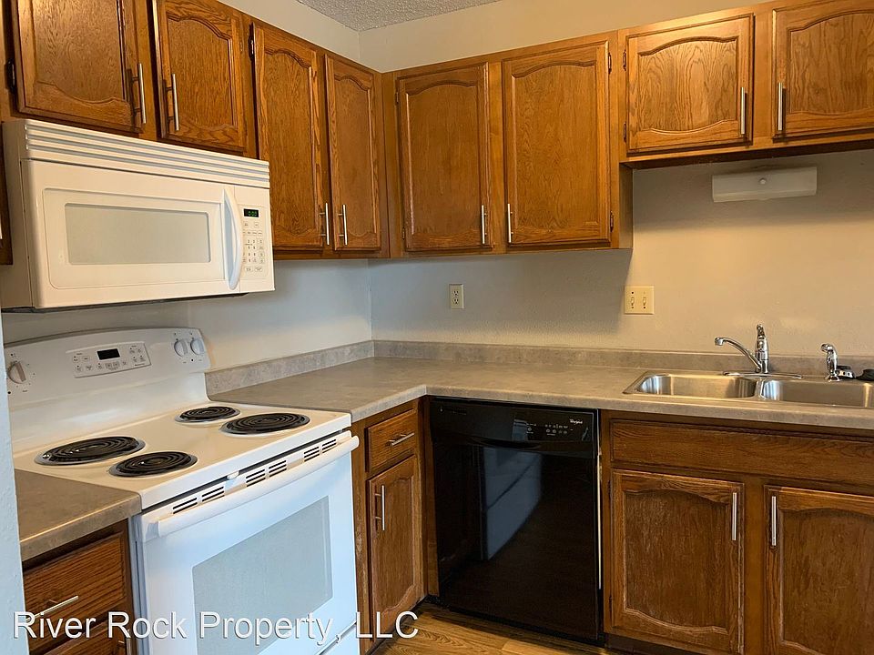 1st image of 613 6th St E Unit 2