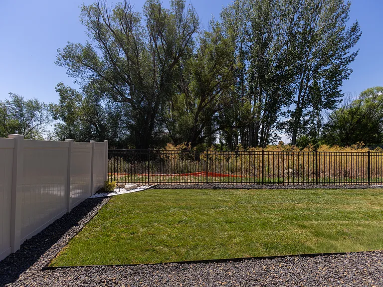 8933 W Tamworth Dr — Photo 37