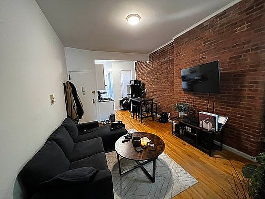 3rd image of 250 W 20th St #5WR