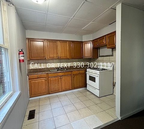 3rd image of 104 8th St NE #1