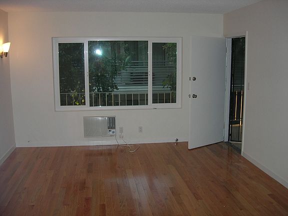 3rd image of 1309 N Poinsettia Pl APT 6